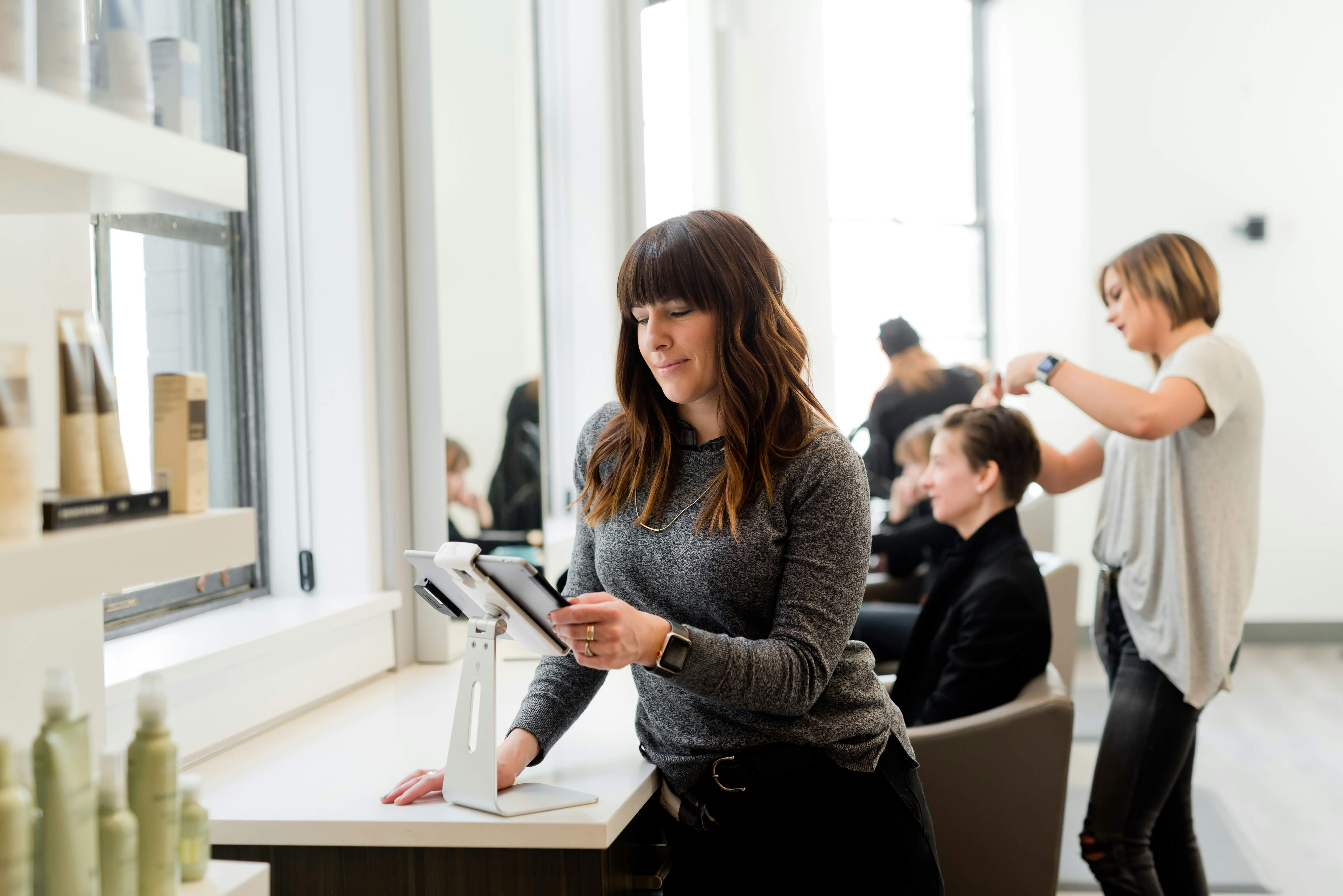 A friendly customer support agent assisting a client, representing personalized support